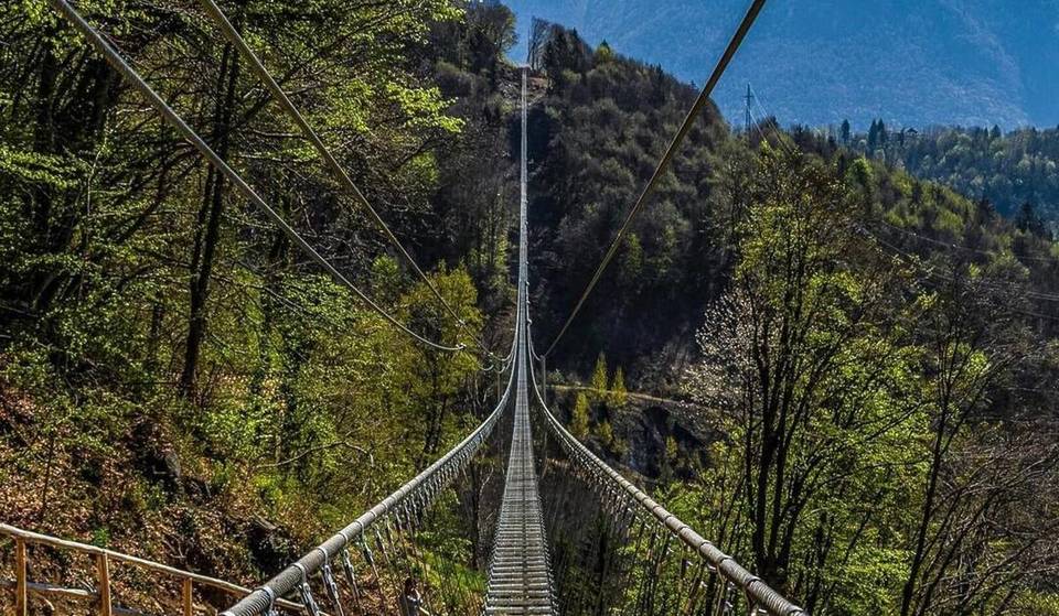 A circa due ore da Milano si trova il ponte tibetano più lungo del mondo: oltre 500 metri di lunghezza per 120 metri di altezza, pura adrenalina