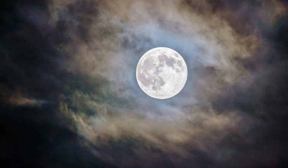 Questa sera occhi al cielo, è in arrivo una superluna piena e tante stelle cadenti
