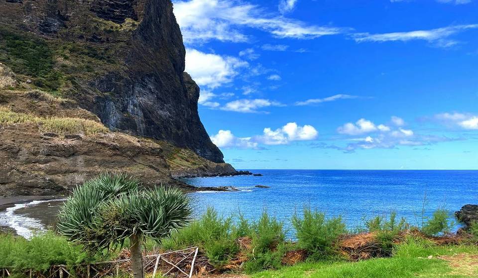 Quest&#8217;isola a 3 ore di volo da Milano viene definita le &#8220;Hawaii d&#8217;Europa&#8221; ed è perfetta per l&#8217;estate e per fuggire dall&#8217;inverno visto il suo clima primaverile perenne