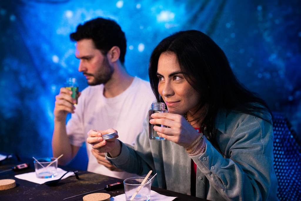 amici che profumano le candele al Melting Galaxy Lab