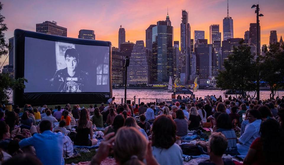 Cine al aire libre en Milán, del Castello Sforzesco al Parco Sempione: dónde ver películas al aire libre este verano, incluso gratis
