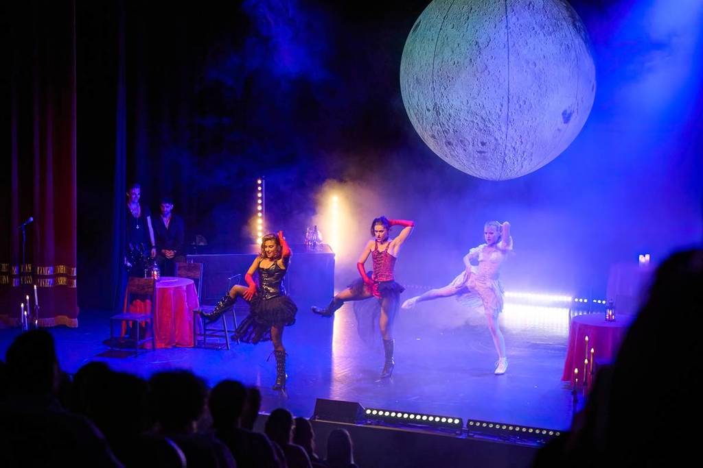 Ballerine vestite da vampiro ballano sul palco durante lo spettacolo di We call it Cabaret a Milano