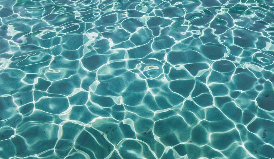 A tropical lagoon with crystal clear waters opens just a few kilometers from Milan