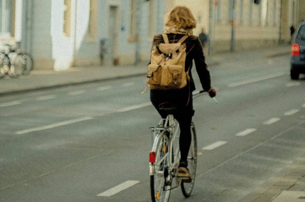 Une fille pédale avec un vélo de location à Milan