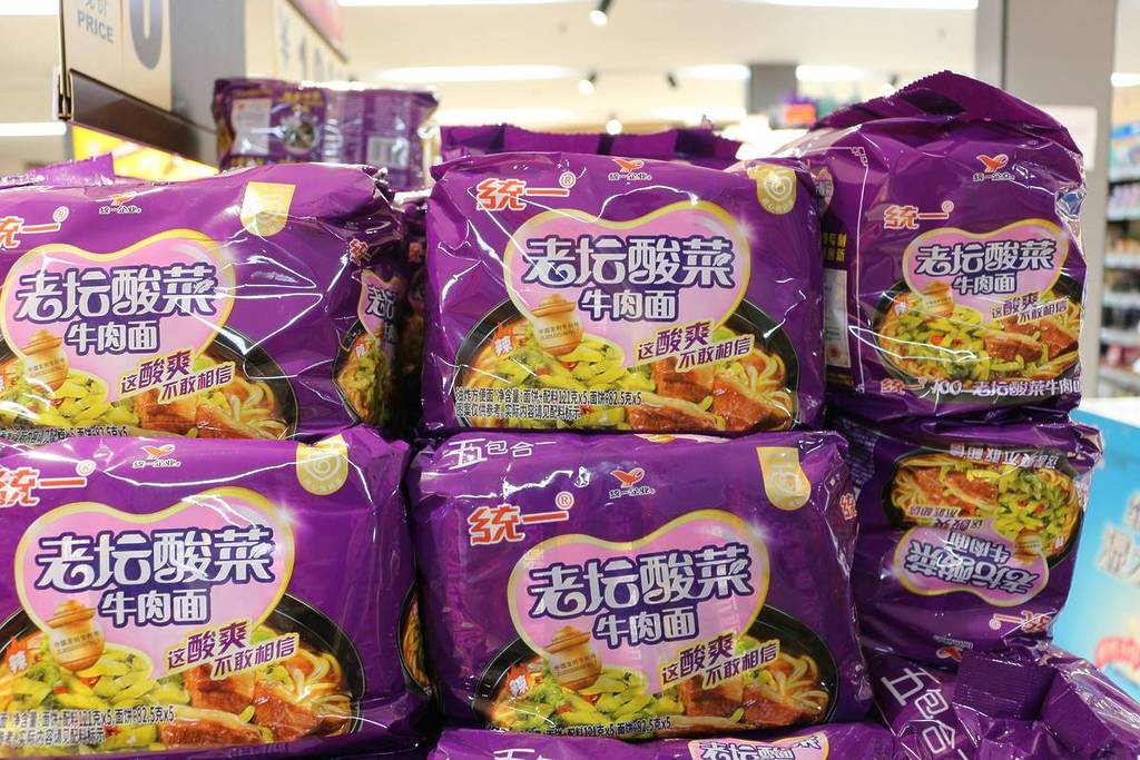 Scaffali pieni di ramen in uno dei supermercati asiatici di Milano
