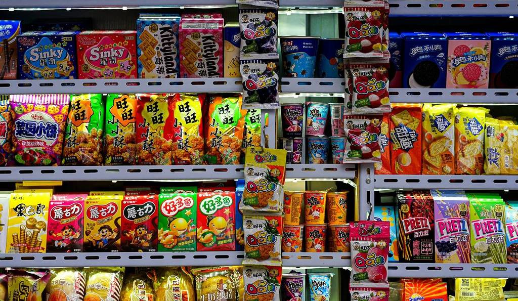 Estantería de supermercado asiático en Milán