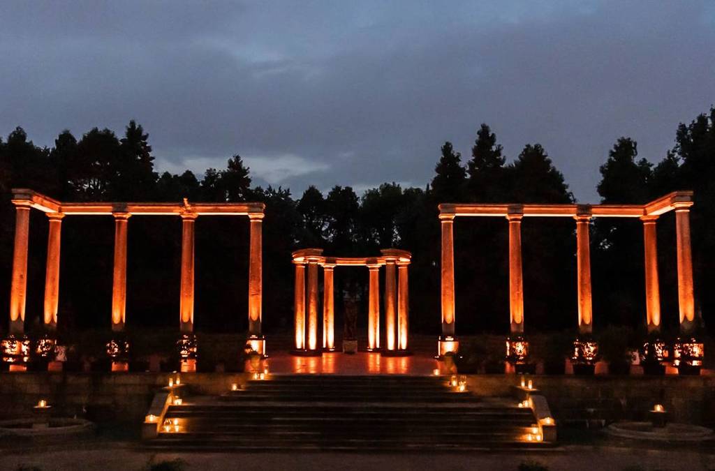 Teatro romano a Villa Clerici illuminato per il concerto open air vivaldi