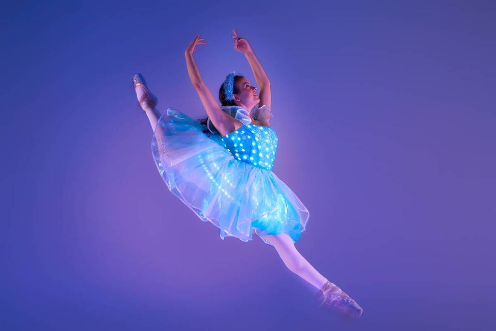 Ballerina danza con un tutù luminoso nel nuovo balletto Ballet of Lights Cenerentola a Milano
