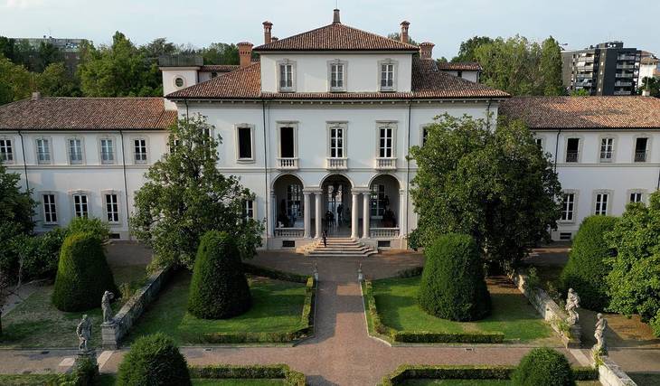 Questa villa a Milano ha una finestra per ogni giorno dell&#8217;anno e un giardino che si estende su 5 piani &#8211; puoi raggiungerla con la metro!