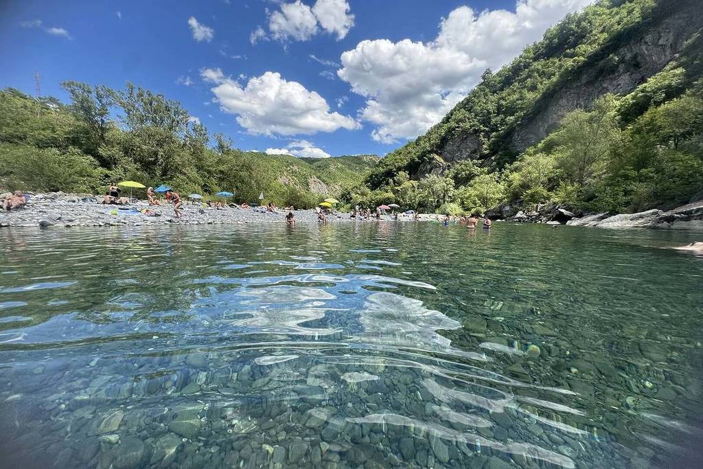 La spiaggia più bella vicino a Milano non è in Liguria e ricorda le acque dei Caraibi
