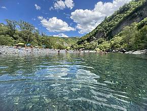 La spiaggia più bella vicino a Milano non è in Liguria e ricorda le acque dei Caraibi