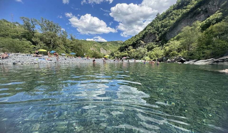 La playa más bonita cerca de Milán no está en Liguria y se parece a las aguas del Caribe