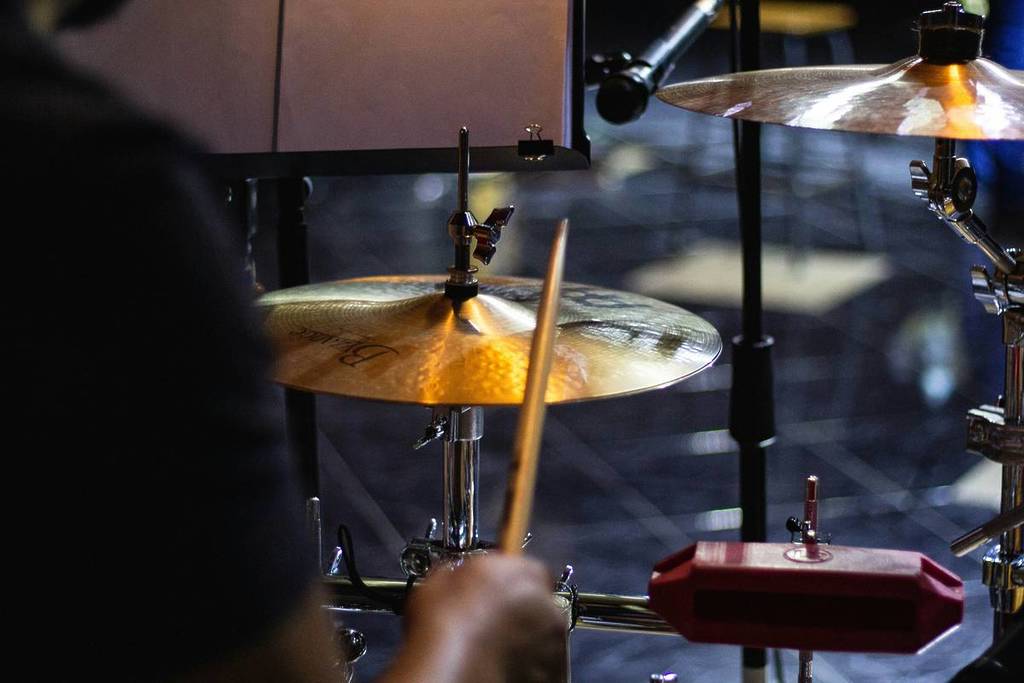 batterista suona al trust locale di musica live e tapas a milano