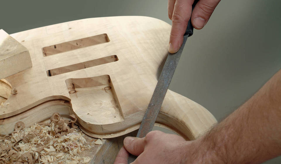 Un atelier de lutherie naît dans la prison d&rsquo;Opéra avec le bois des bateaux de migrants : les détenus deviennent luthiers