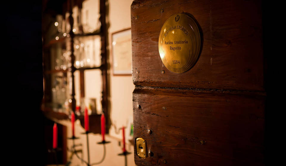 Il ristorante più antico d’Italia ha 700 anni, ha ospitato Napoleone e puoi mangiare pietanze a meno di 30€