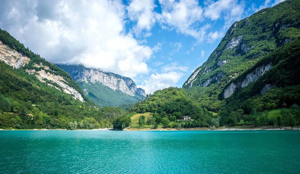 Near Garda there is a hidden lake with turquoise water that looks like a corner of the Caribbean in the mountains: from Milan it can be reached in 2 hours