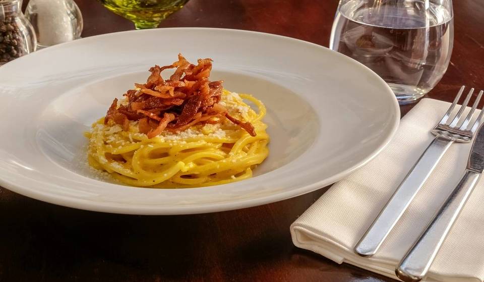 Osteria Romana commence : une semaine de fête gratuite entièrement dédiée à la cuisine romaine avec musique, karaoké et plats typiques de la capitale.