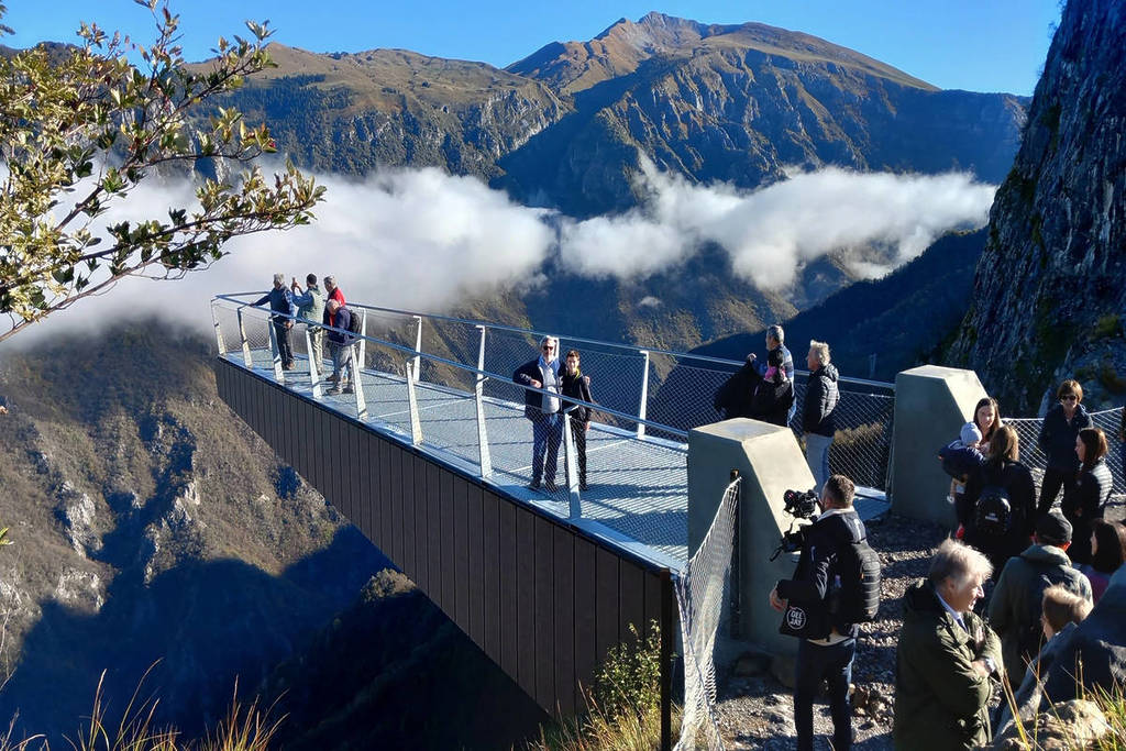 pasarela suspendida en el vacío