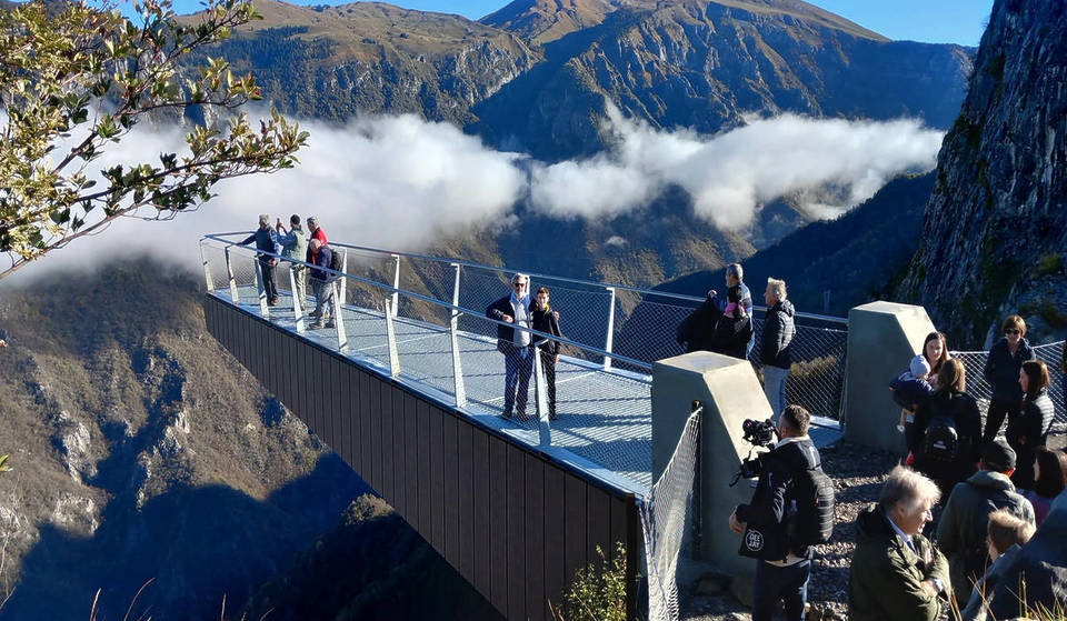 A circa 2 ore da Milano si trova una passerella con libero accesso a strapiombo su una falesia di circa 250 metri.