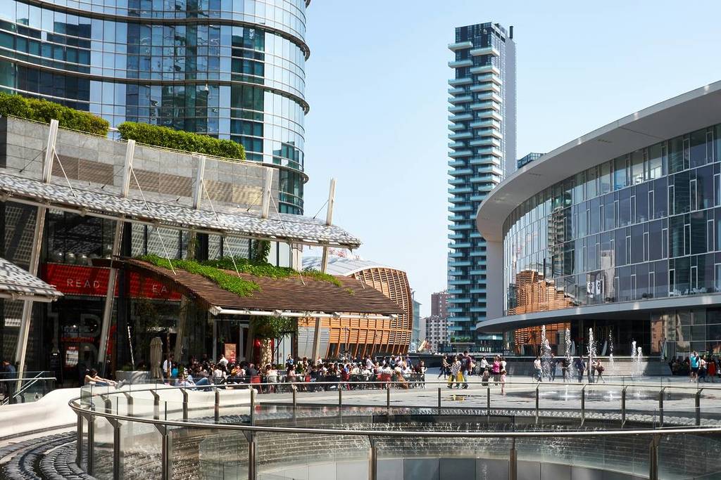 Festival in Piazza Gae Aulenti