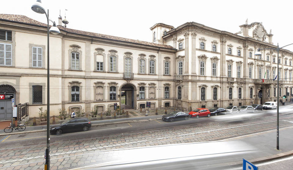 Milan&#8217;s oldest working theater is 370 years old and is tucked away between Piazza Affari and the Castello Sforzesco: here is &#8220;the clock courtyard&#8221;