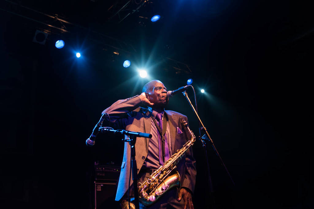 Sassofonista suona durante uno degli spettacoli di musica jazz a Milano
