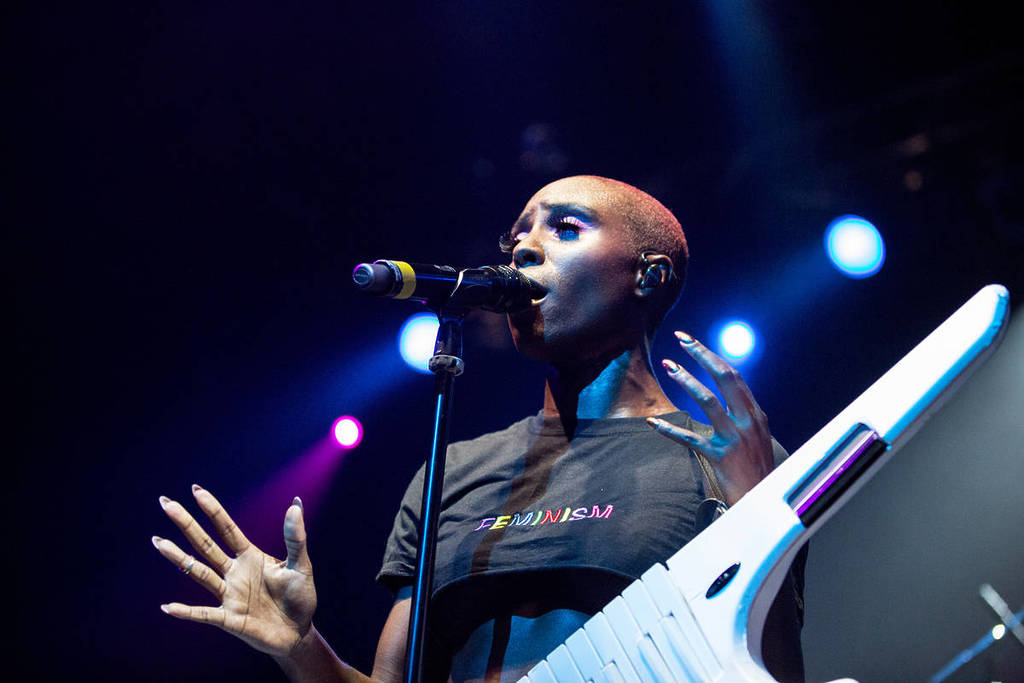 Artista canta durante uno spettacolo di JazzMi 2025 a Milano