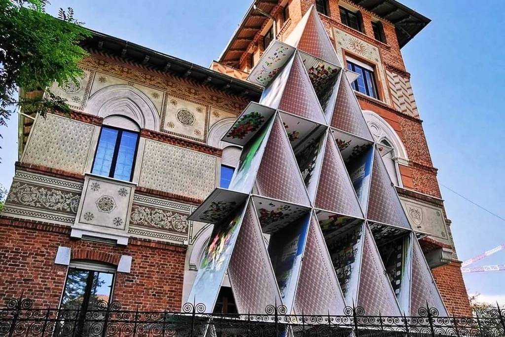 Un castillo de naipes tan grande como un monumento: se encuentra en CityLife y rinde homenaje a Fiorucci y Missoni