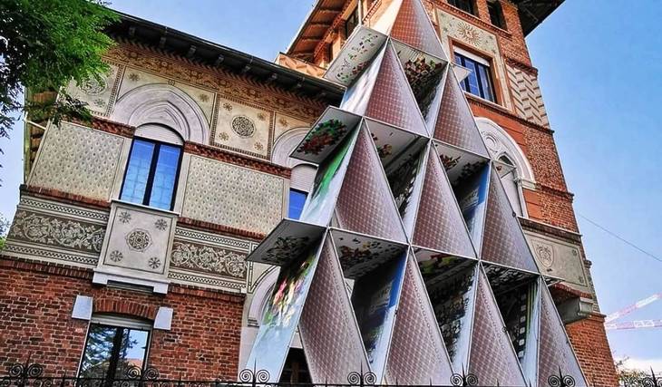 Il castello di carte grande quanto un monumento: si trova a CityLife e celebra Fiorucci e Missoni