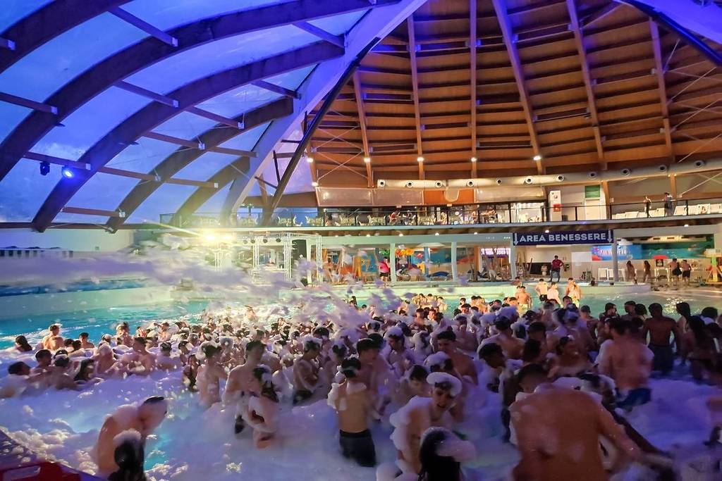Halloween 2025 en costume parmi les fêtes de la piscine et de la mousse dans le plus grand parc aquatique couvert d&rsquo;Italie
