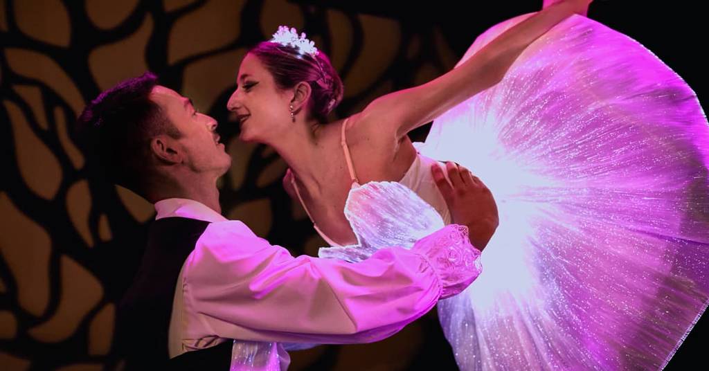 Ballerini danzano nella versione di Ballet of Lights della Bella Addormentata a Milano