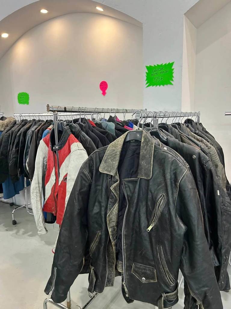 Rella con vestiti di seconda mano