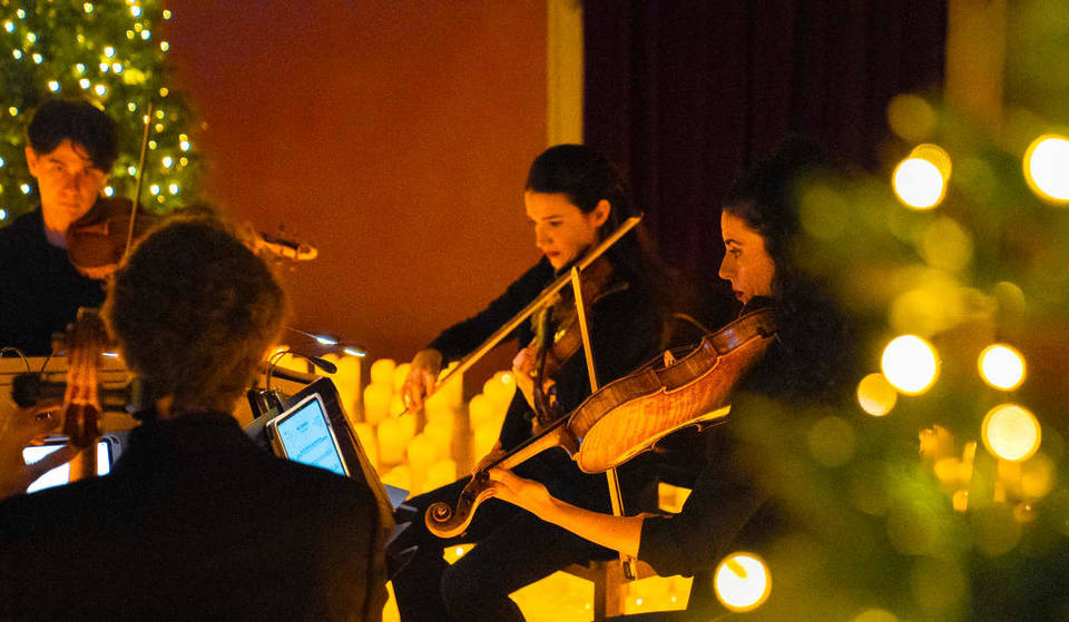 “Jingle Bell Rock”, “All I Want for Christmas Is You” e “Let It Snow!” a lume di candela: i concerti Candlelight di Natale riaccendono la magia delle feste a Milano