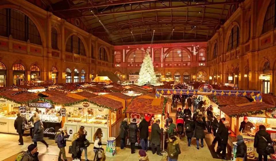 Más de 120 puestos y un árbol de Navidad gigante de Swarovski de 15 metros de altura: el mayor mercado navideño cubierto de Europa abre sus puertas el 20 de noviembre, a 3 horas de Milán