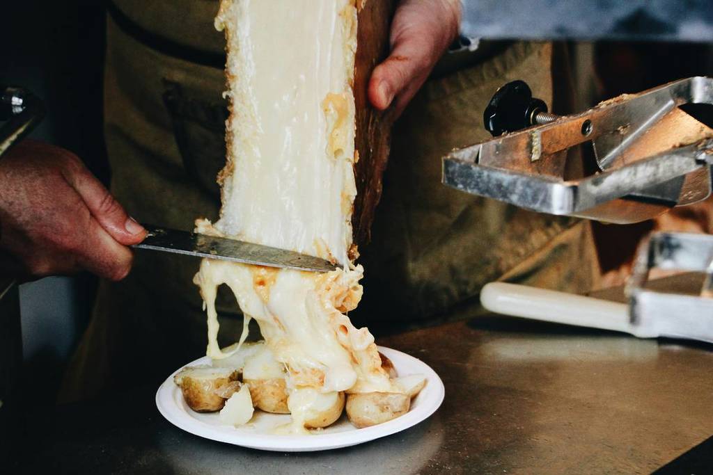Fondue uno dei piatti che si può provare al mercatino di Natale di Montreaux