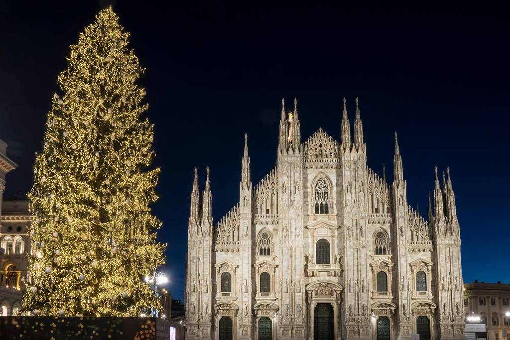 Albero di Natale di fronte al Duomo di Milano