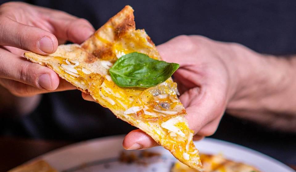 La pizzeria a Milano che serve anche la pizza amatriciana e carbonara: il segreto dietro la croccantezza dell’impasto