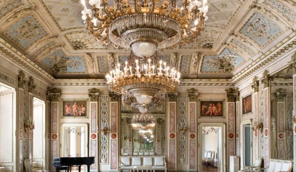 La salle entièrement blanche avec des lustres en cristal à moins d&rsquo;une heure de Milan : ce Noël accueille un concert aux chandelles