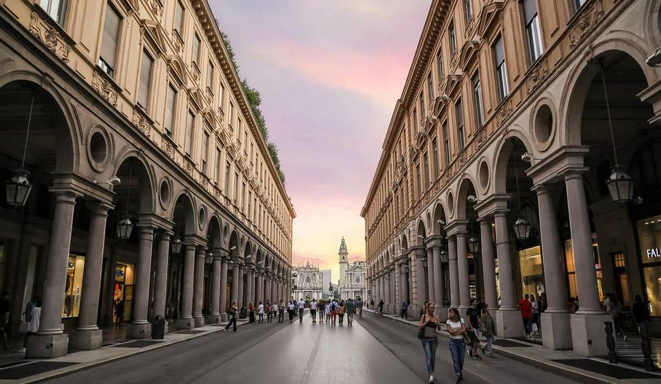 This city an hour from Milan is considered the ” Little Paris of Italy”: class, sophistication, romantic alleys and historic cafes