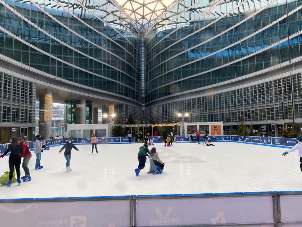 Pista di pattinaggio a Palazzo Lombardia Milano