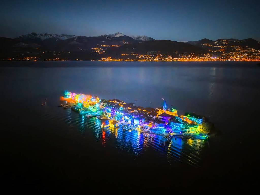 A meno di 2h da Milano si trova "L'Isola di Luce": ci sono solo 50 abitanti  e per raggiungerla devi prendere dei motoscafi di Natale