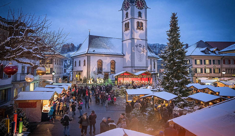 Do you love Christmas markets? Then you must take the Green Train of the Alps to discover the most beautiful ones on a truly incredible and atmospheric route