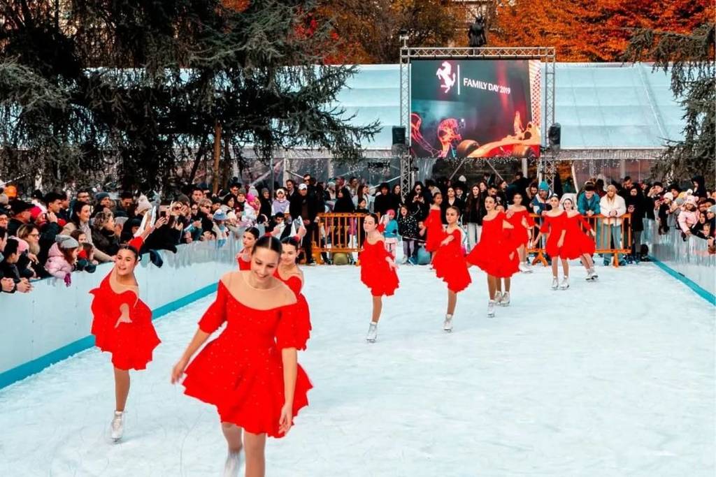 Pattinatrici pattinano sulla pista di pattinaggio del Villaggio delle Meraviglie a Milano