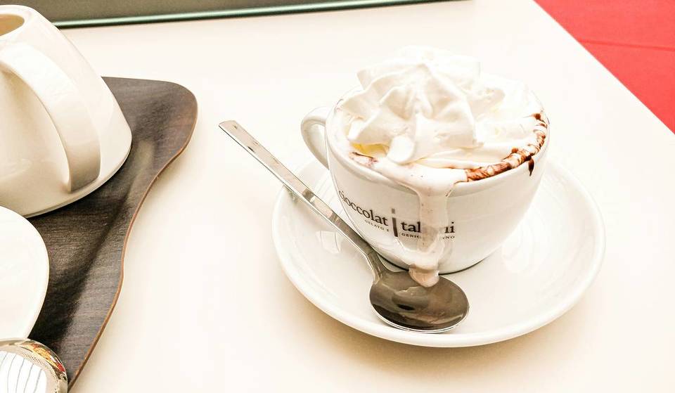 In Mailand gibt es solche, die sie mit 12 verschiedenen Schokoladensorten zubereiten, und solche, die ein Geheimrezept aus den 1800er Jahren verwenden: Hier ist, wo man die beste heiße Schokolade der Stadt trinken kann