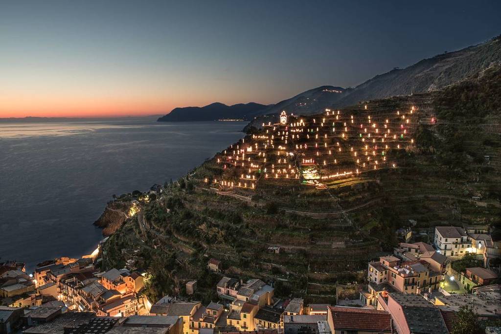 Una vista panoramica del Presepe di Manarola illuminato