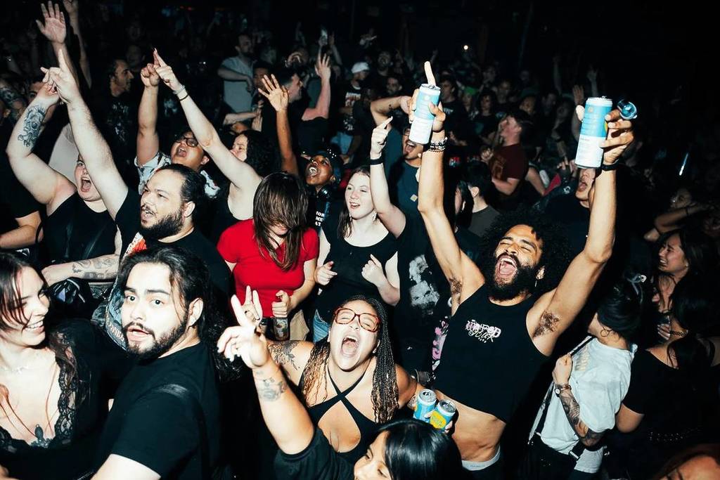 Fan si scatenano a ritmo dei pezzi pop-punk più iconici durante Emo Nights Brooklyn a Milano