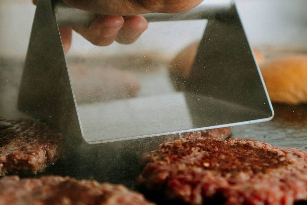 Il nuovo locale di smashburger in centro a Milano che ga anche il triplo burger