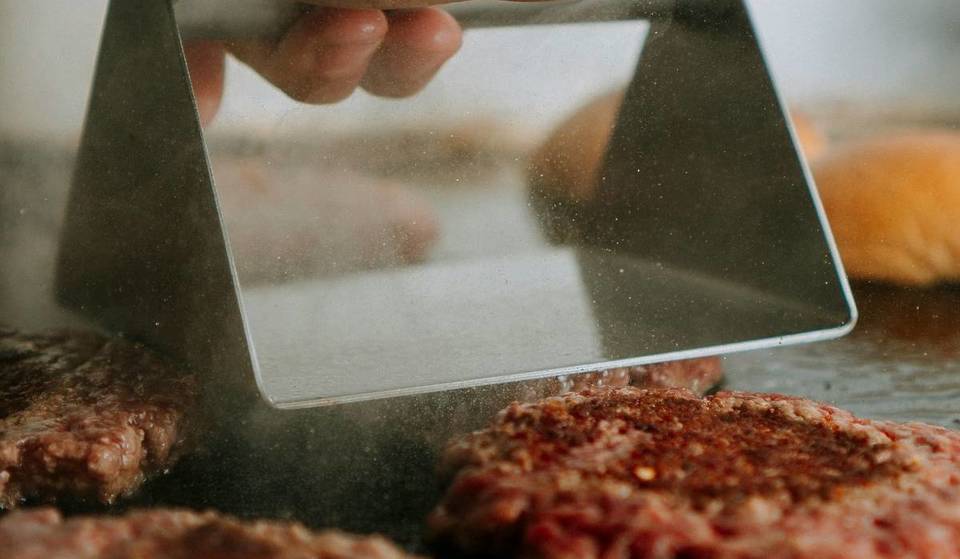 Non è il solito fast-food: a Milano apre il nuovo locale che impana i nuggets nei grissini, offre solo 4 panini e dove puoi mangiare un hamburger triplo