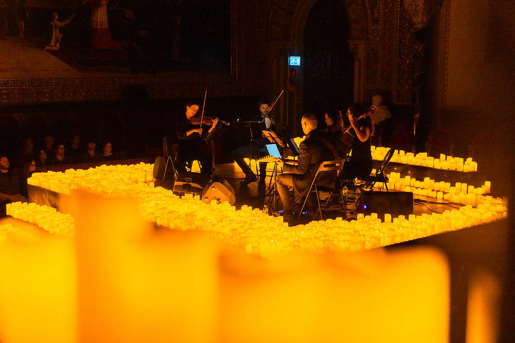 Streichquartett spielt umgeben von tausend brennenden Kerzen in Mailand