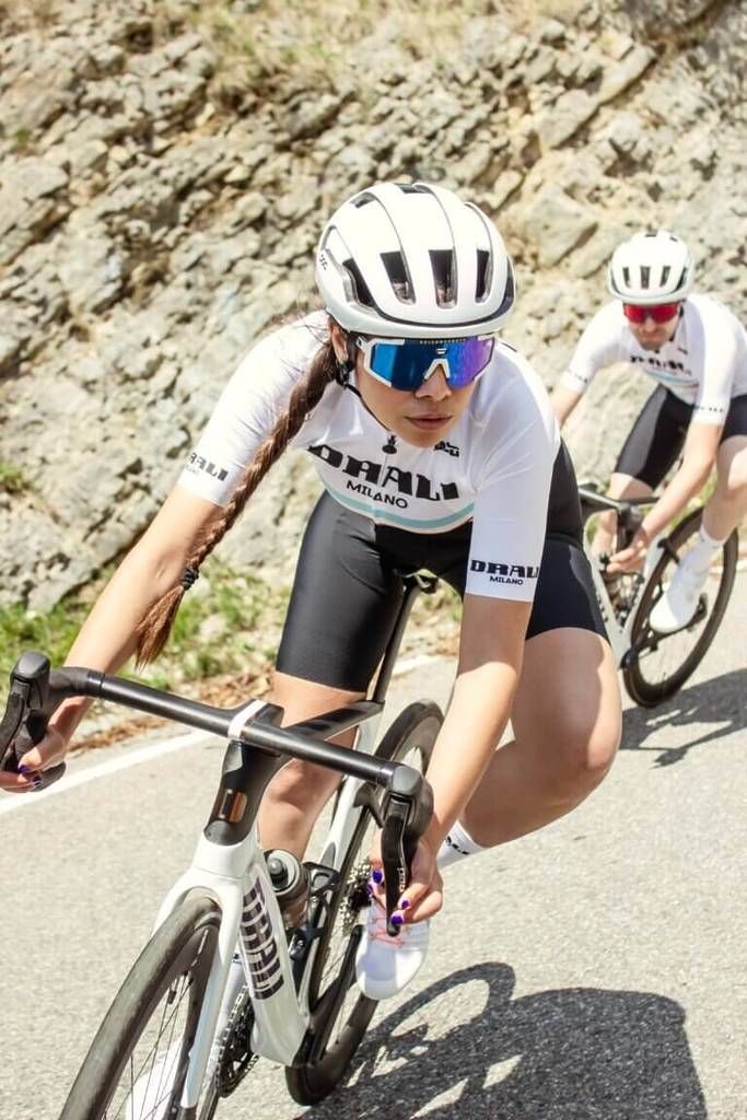 Ciclista en una curva